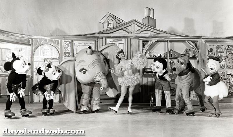 Illustration for article titled Vintage Disneyland character costumes were the fabric of nightmares